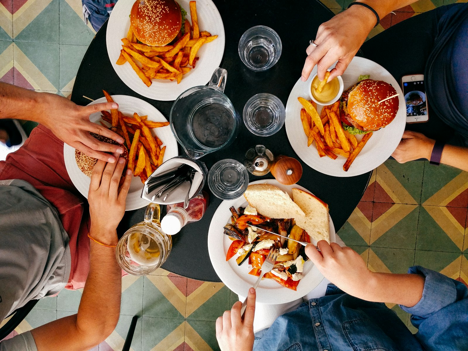 A shared table at Savoré